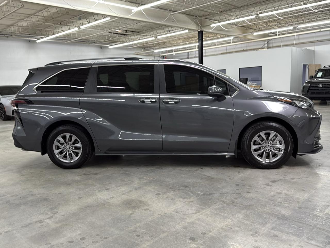 Toyota Sienna XLE FWD 8-Passenger (Natl) 2025