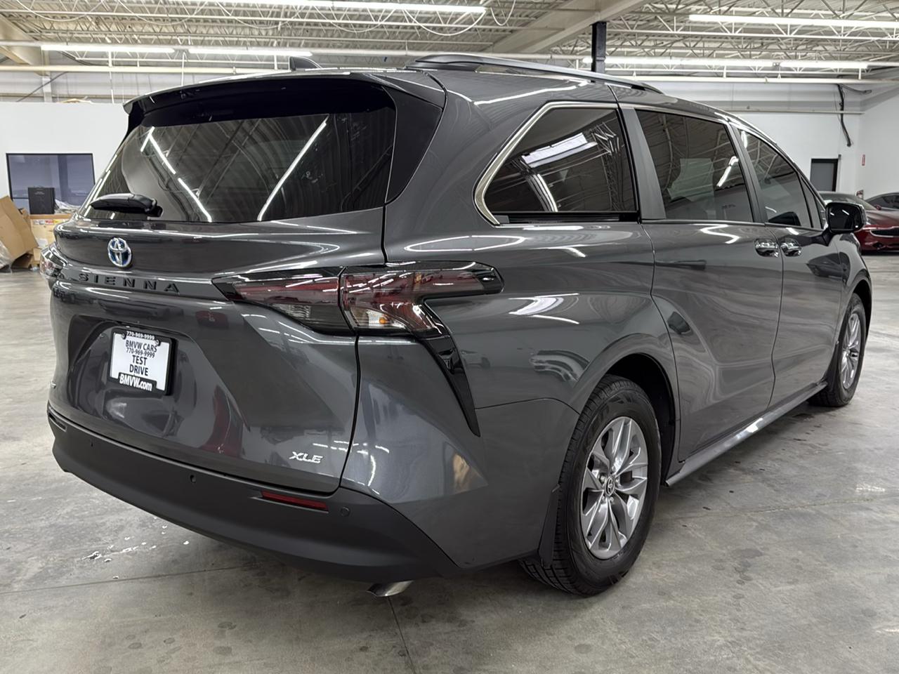 Toyota Sienna XLE FWD 8-Passenger (Natl) 2025