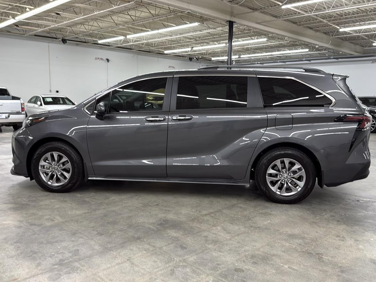 Toyota Sienna XLE FWD 8-Passenger (Natl) 2025