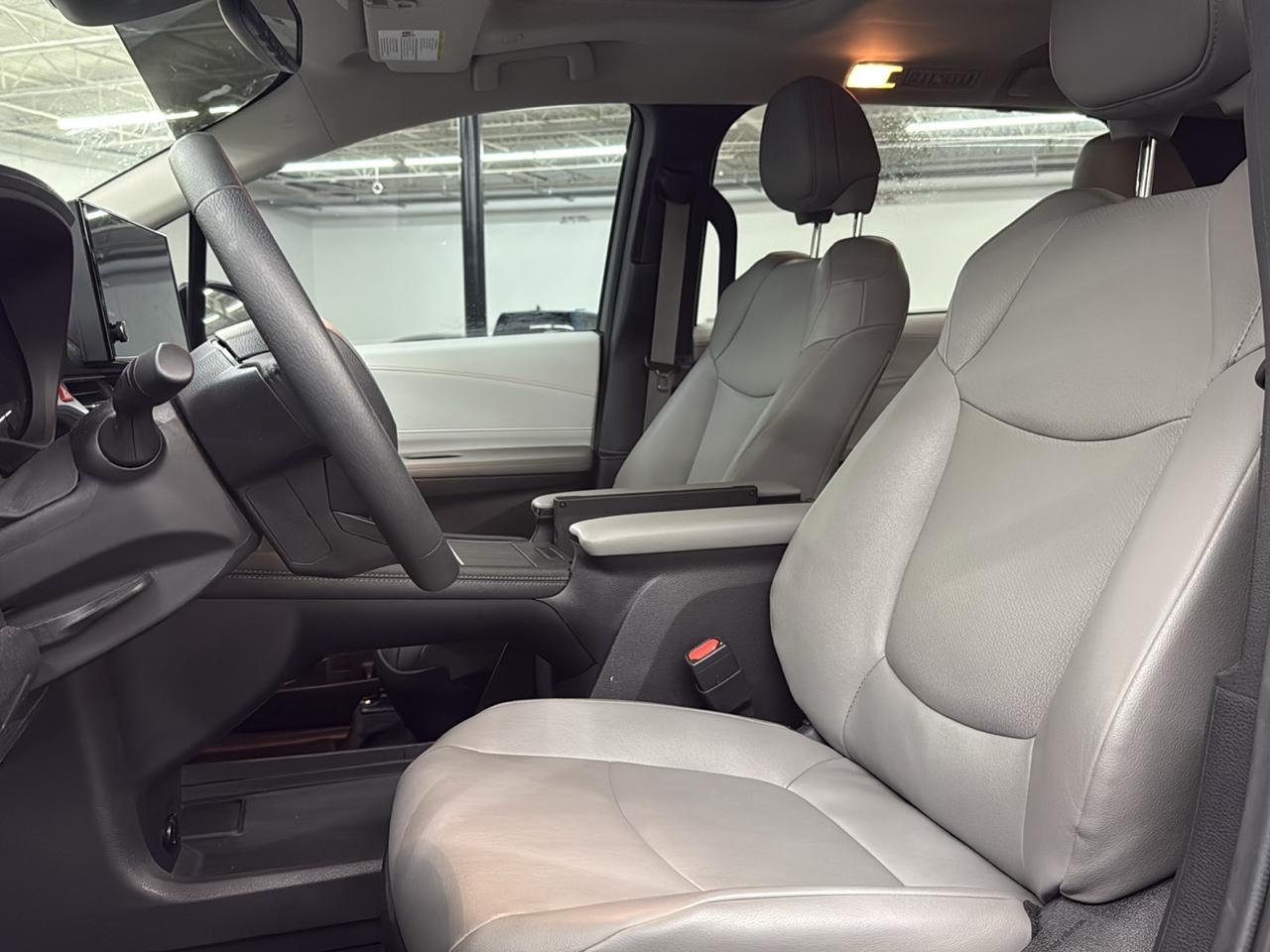 Toyota Sienna XLE FWD 8-Passenger (Natl) 2025