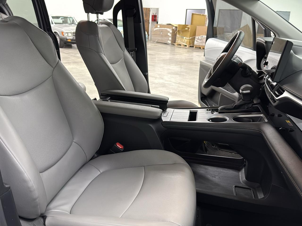 Toyota Sienna XLE FWD 8-Passenger (Natl) 2025
