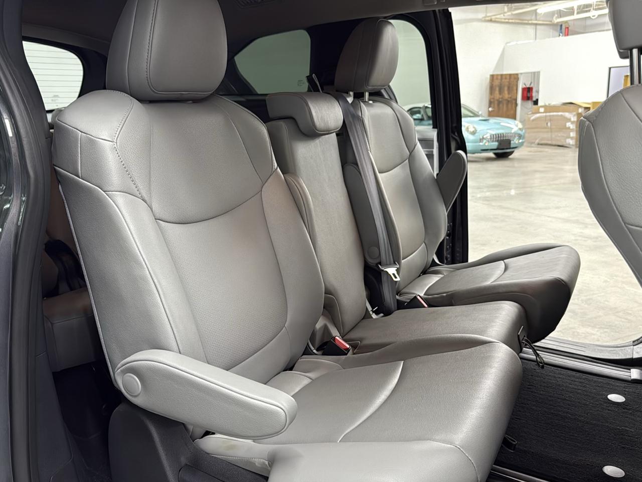 Toyota Sienna XLE FWD 8-Passenger (Natl) 2025