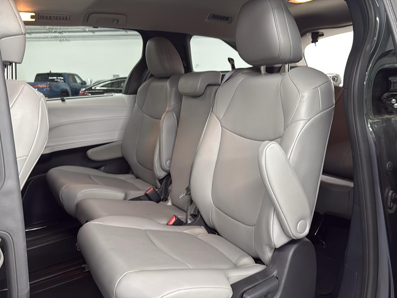 Toyota Sienna XLE FWD 8-Passenger (Natl) 2025