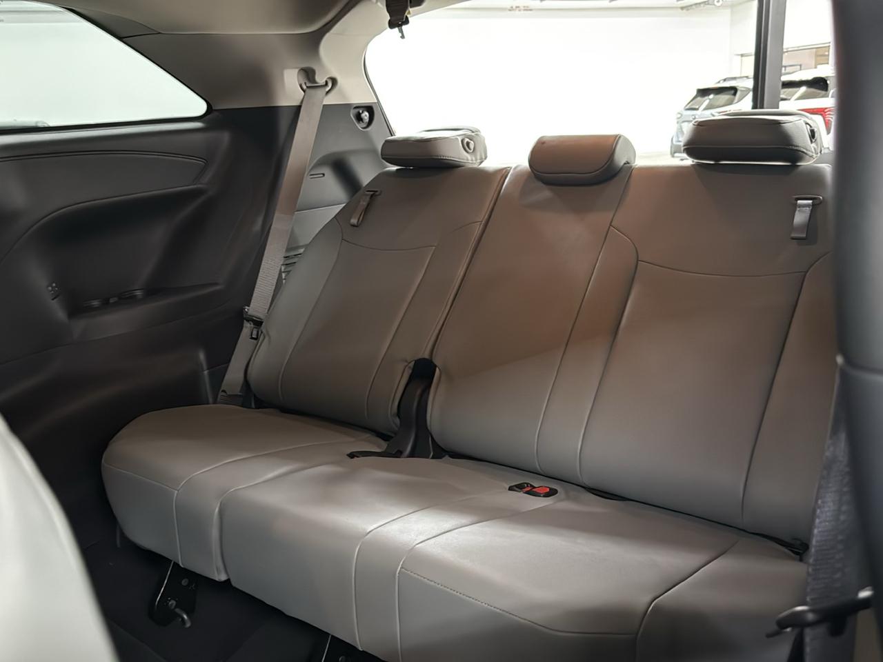 Toyota Sienna XLE FWD 8-Passenger (Natl) 2025