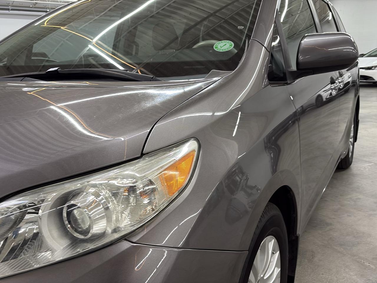 Toyota Sienna 5dr 8-Pass Van XLE FWD (Natl) 2011