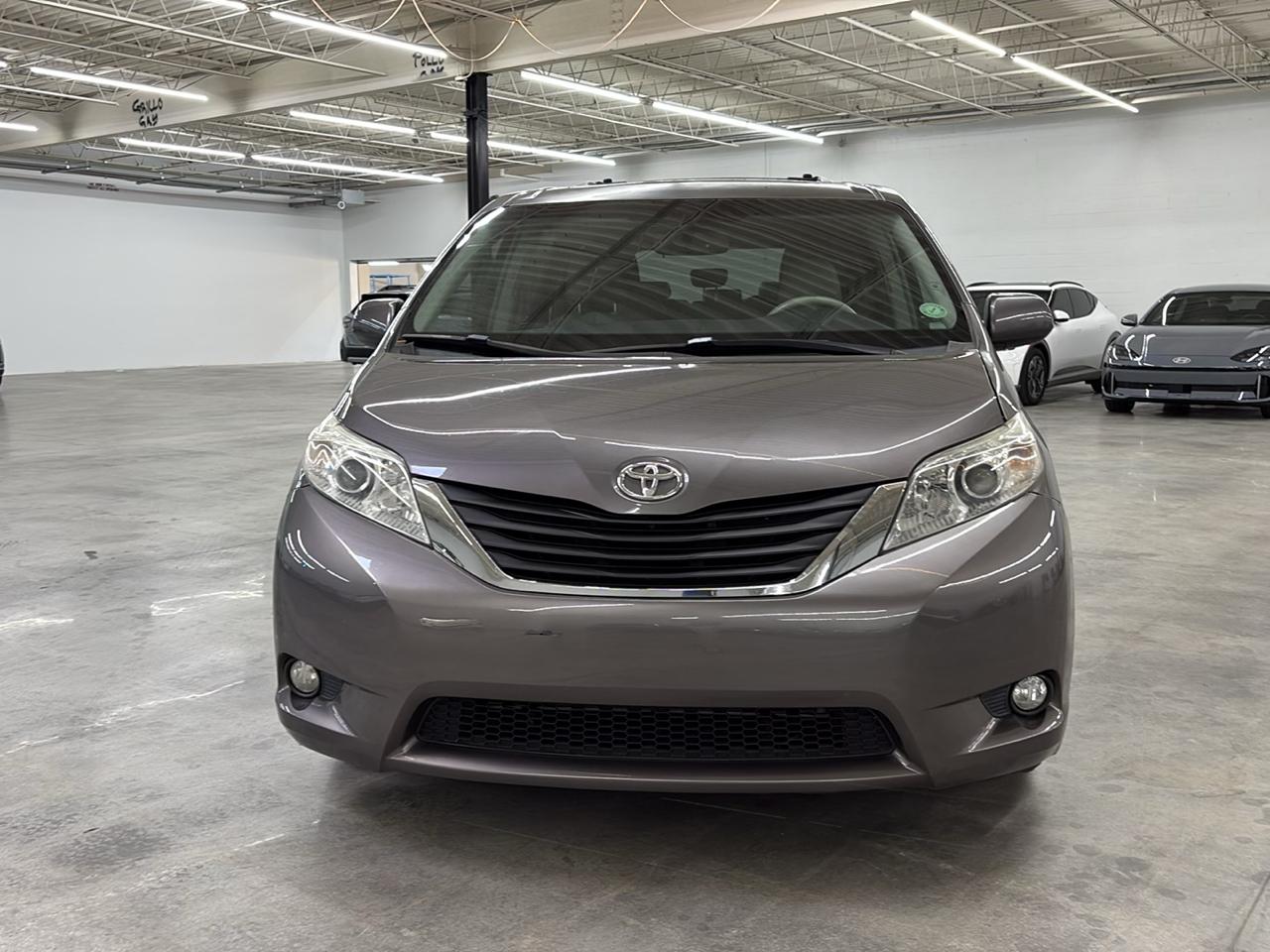 Toyota Sienna 5dr 8-Pass Van XLE FWD (Natl) 2011
