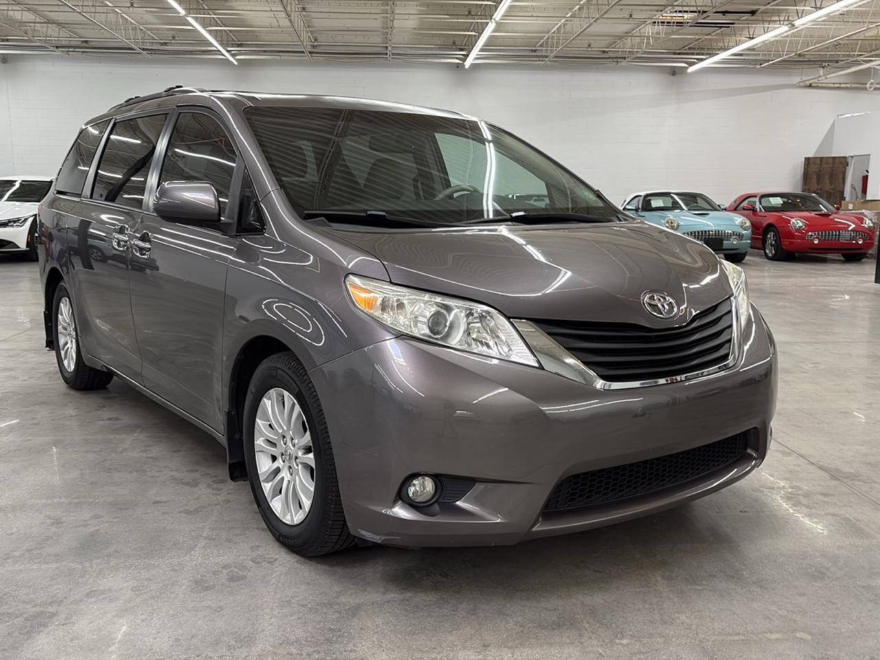 Toyota Sienna 5dr 8-Pass Van XLE FWD (Natl) 2011