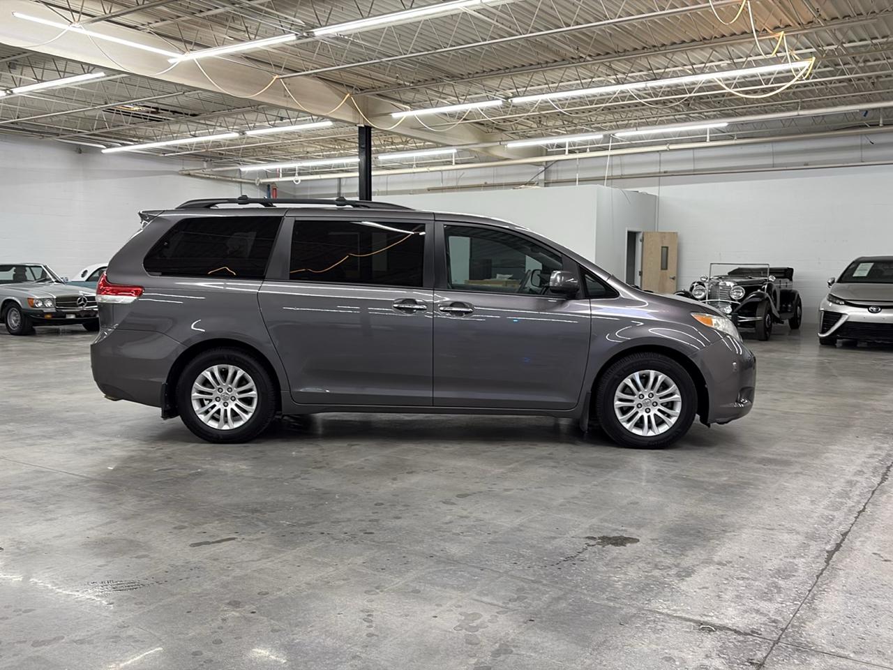 Toyota Sienna 5dr 8-Pass Van XLE FWD (Natl) 2011