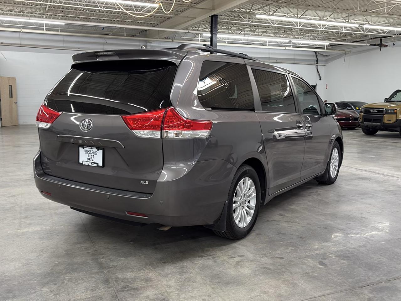 Toyota Sienna 5dr 8-Pass Van XLE FWD (Natl) 2011