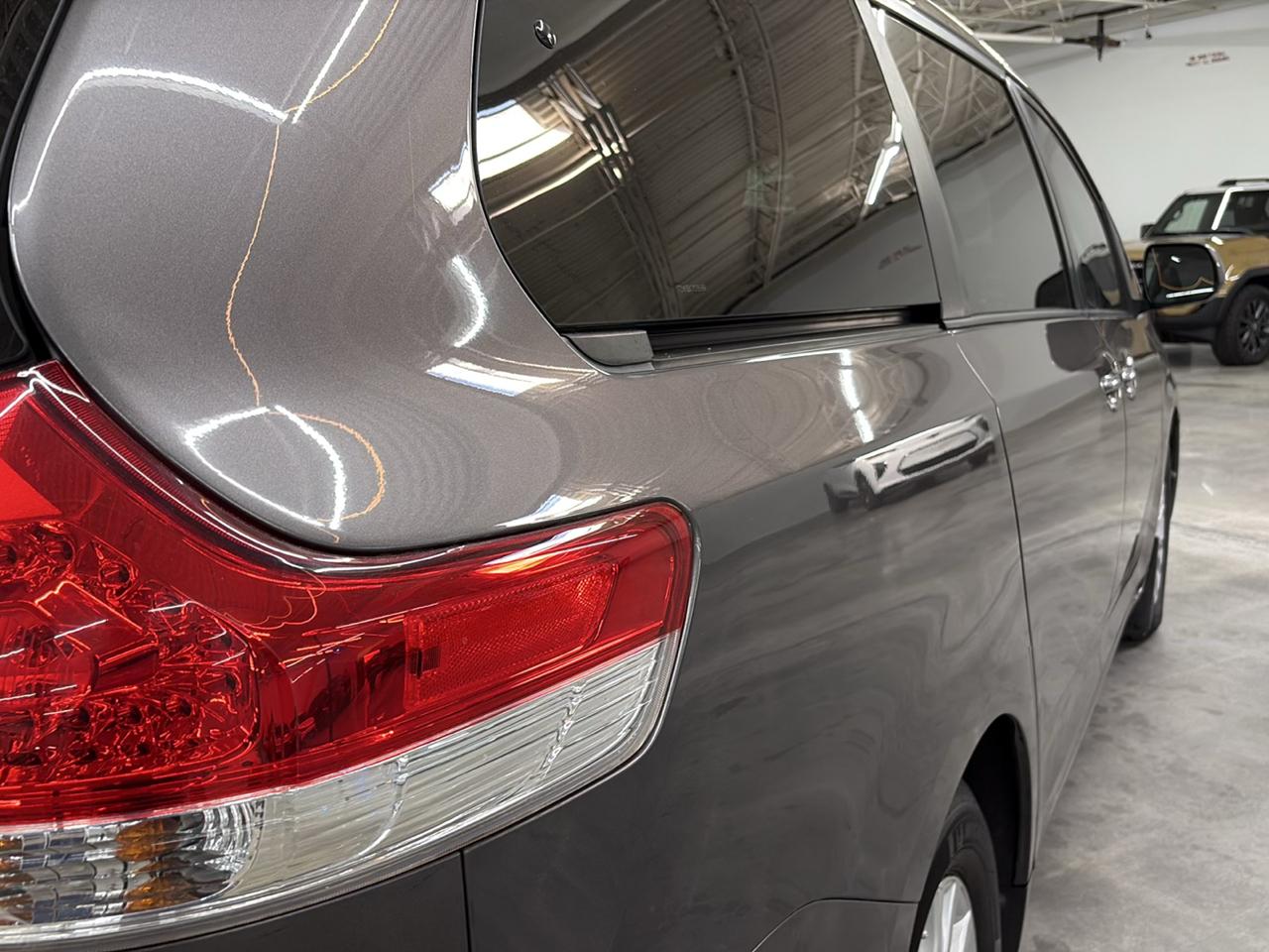 Toyota Sienna 5dr 8-Pass Van XLE FWD (Natl) 2011
