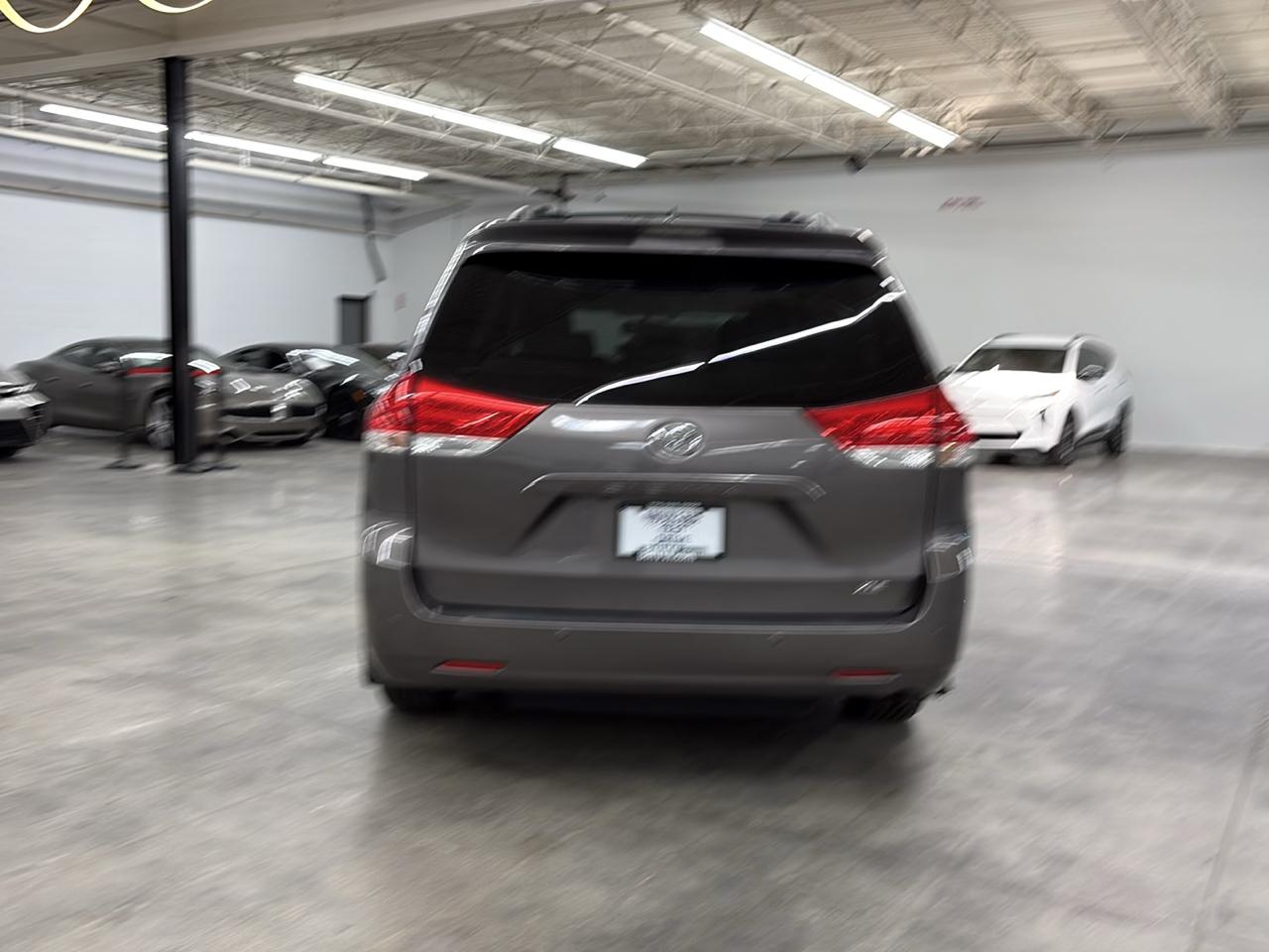 Toyota Sienna 5dr 8-Pass Van XLE FWD (Natl) 2011