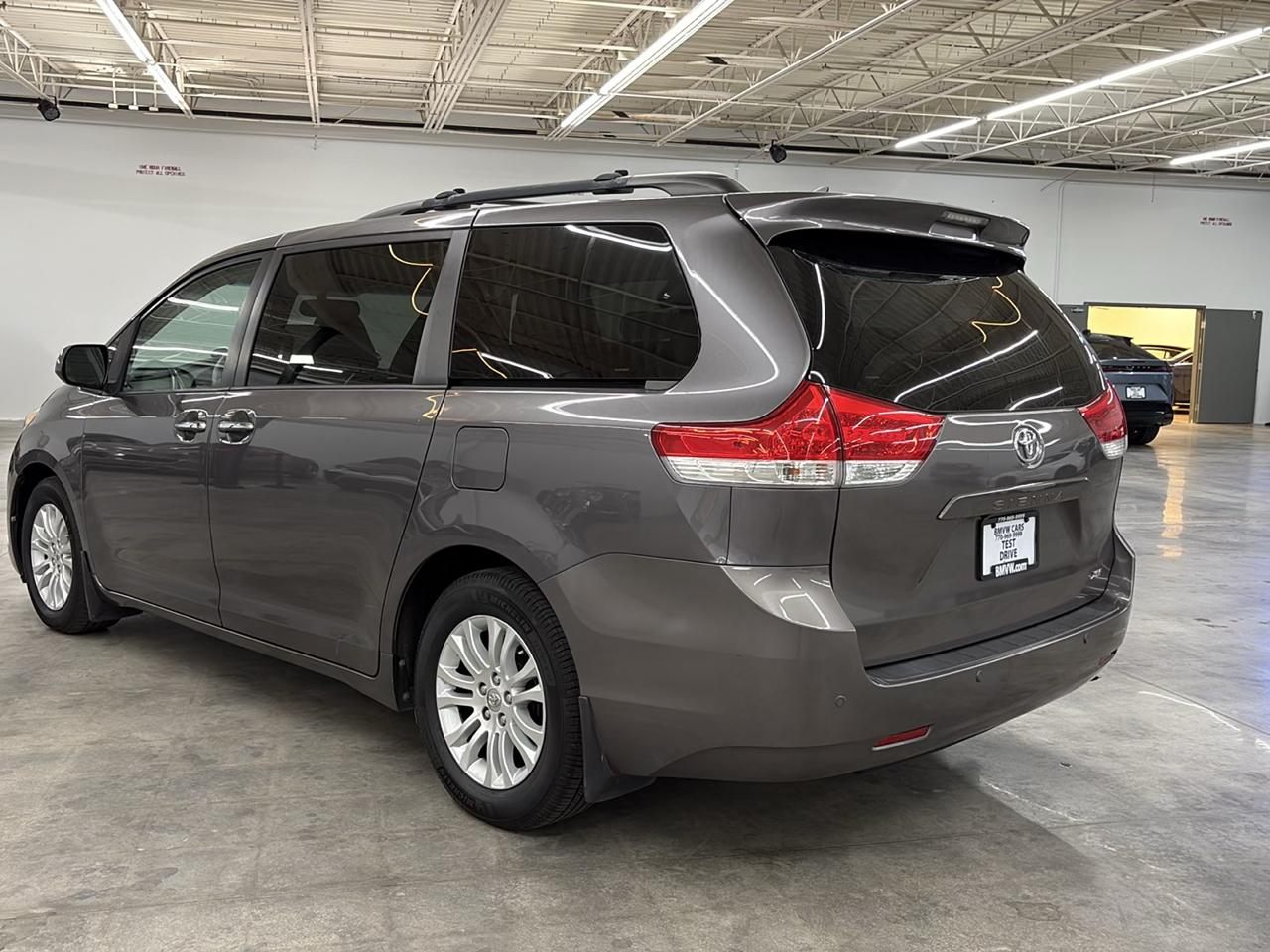 Toyota Sienna 5dr 8-Pass Van XLE FWD (Natl) 2011