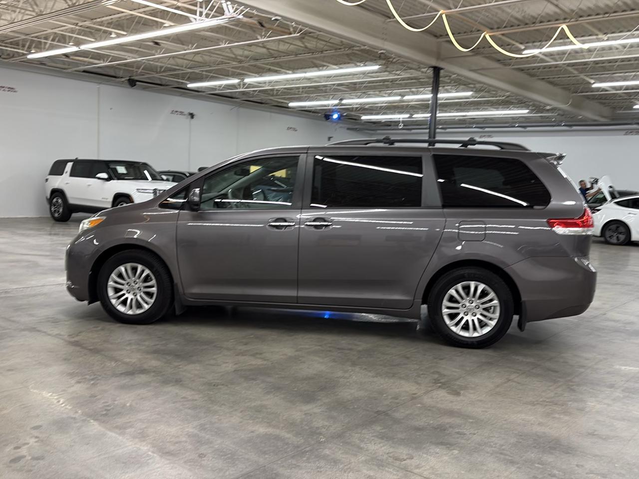 Toyota Sienna 5dr 8-Pass Van XLE FWD (Natl) 2011