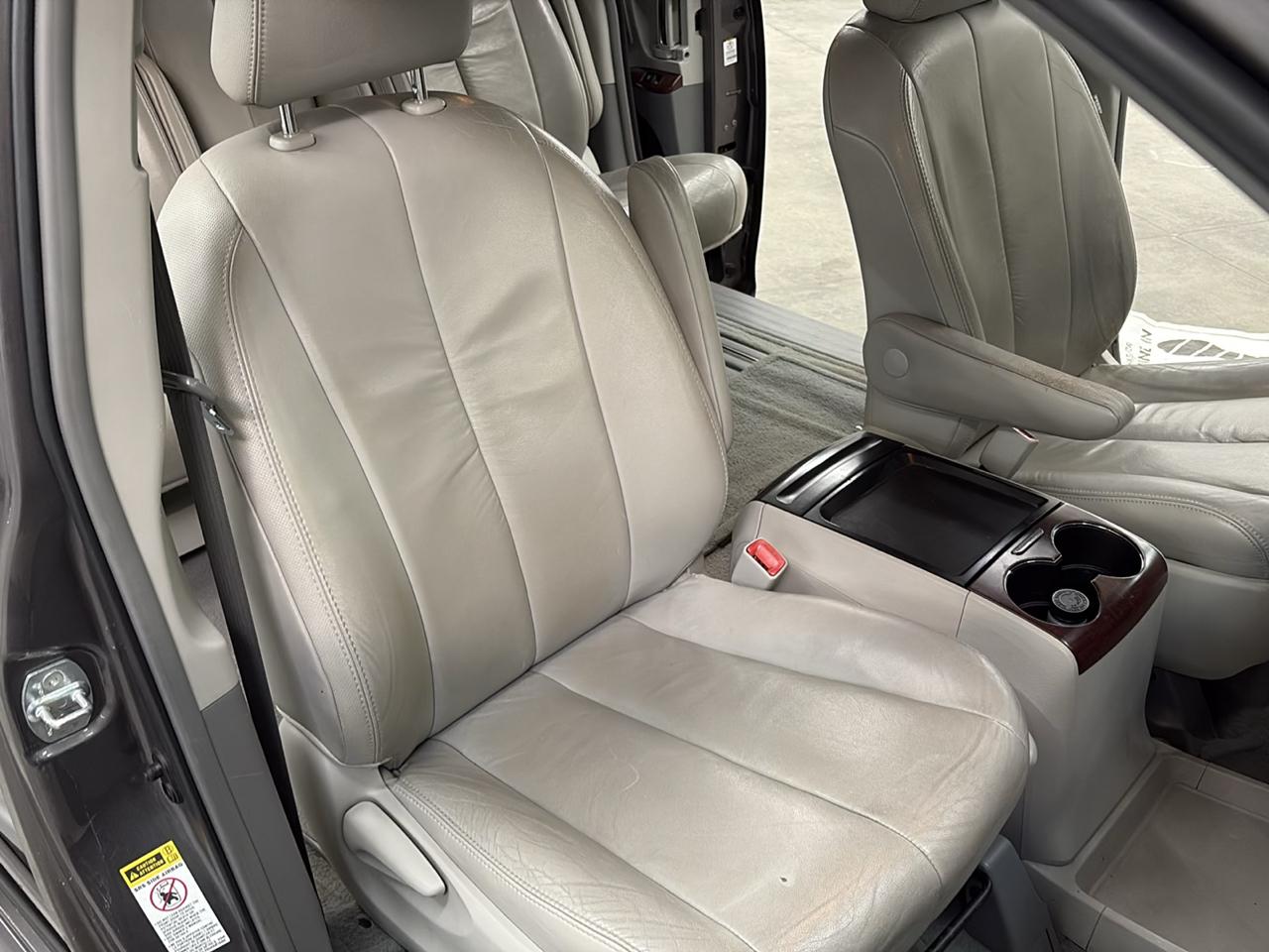 Toyota Sienna 5dr 8-Pass Van XLE FWD (Natl) 2011
