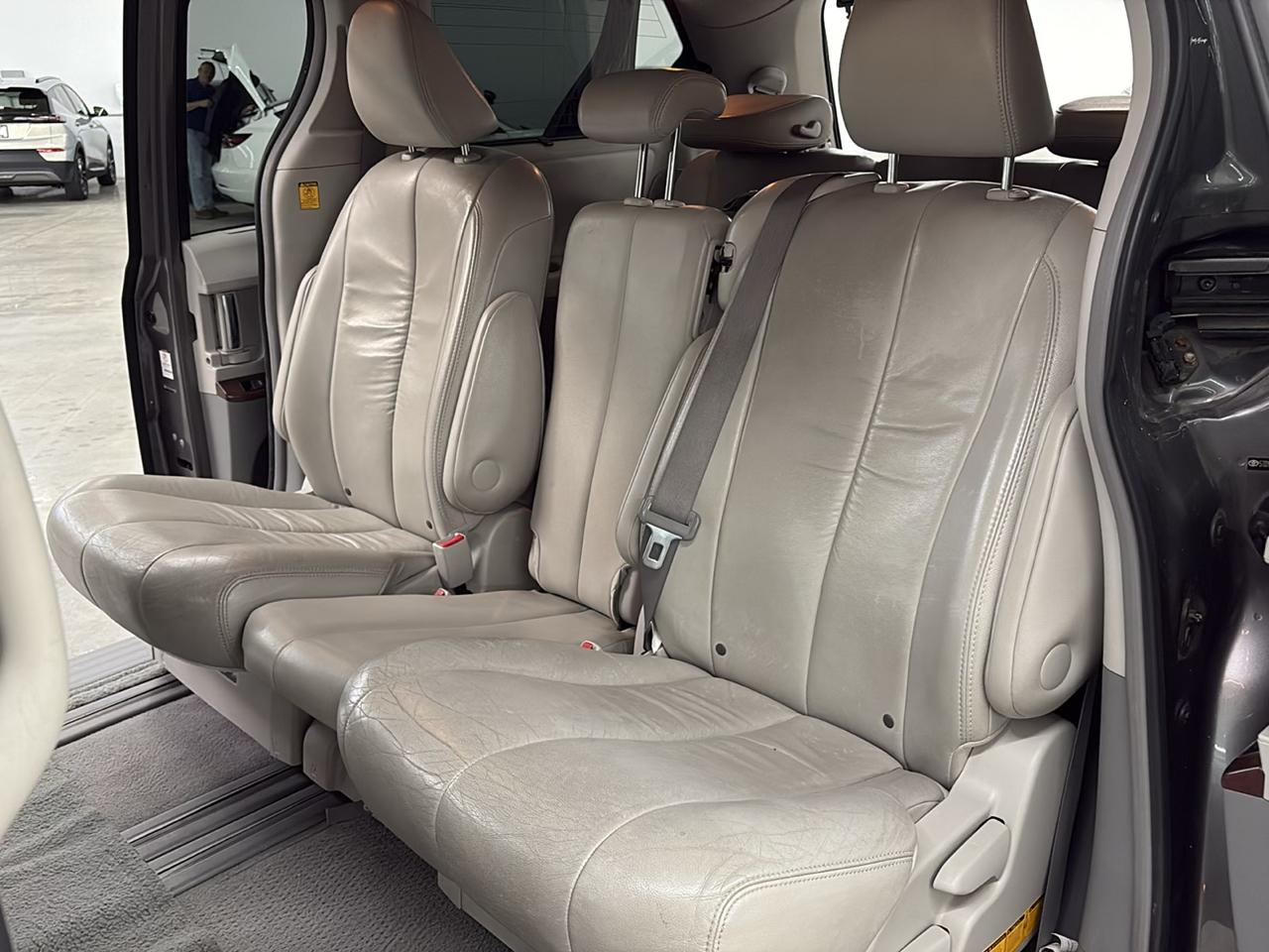 Toyota Sienna 5dr 8-Pass Van XLE FWD (Natl) 2011
