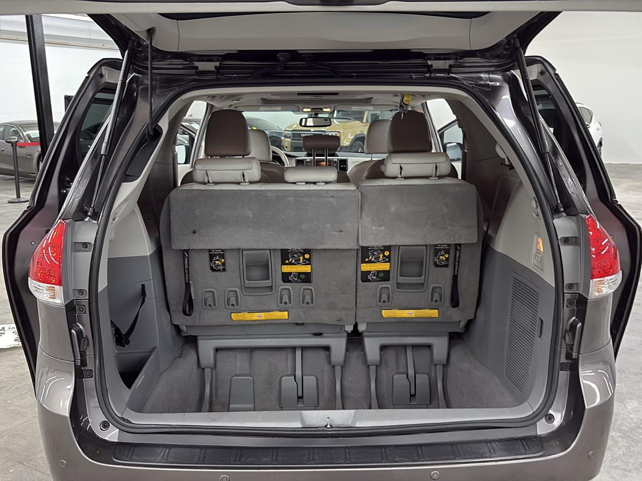 Toyota Sienna 5dr 8-Pass Van XLE FWD (Natl) 2011