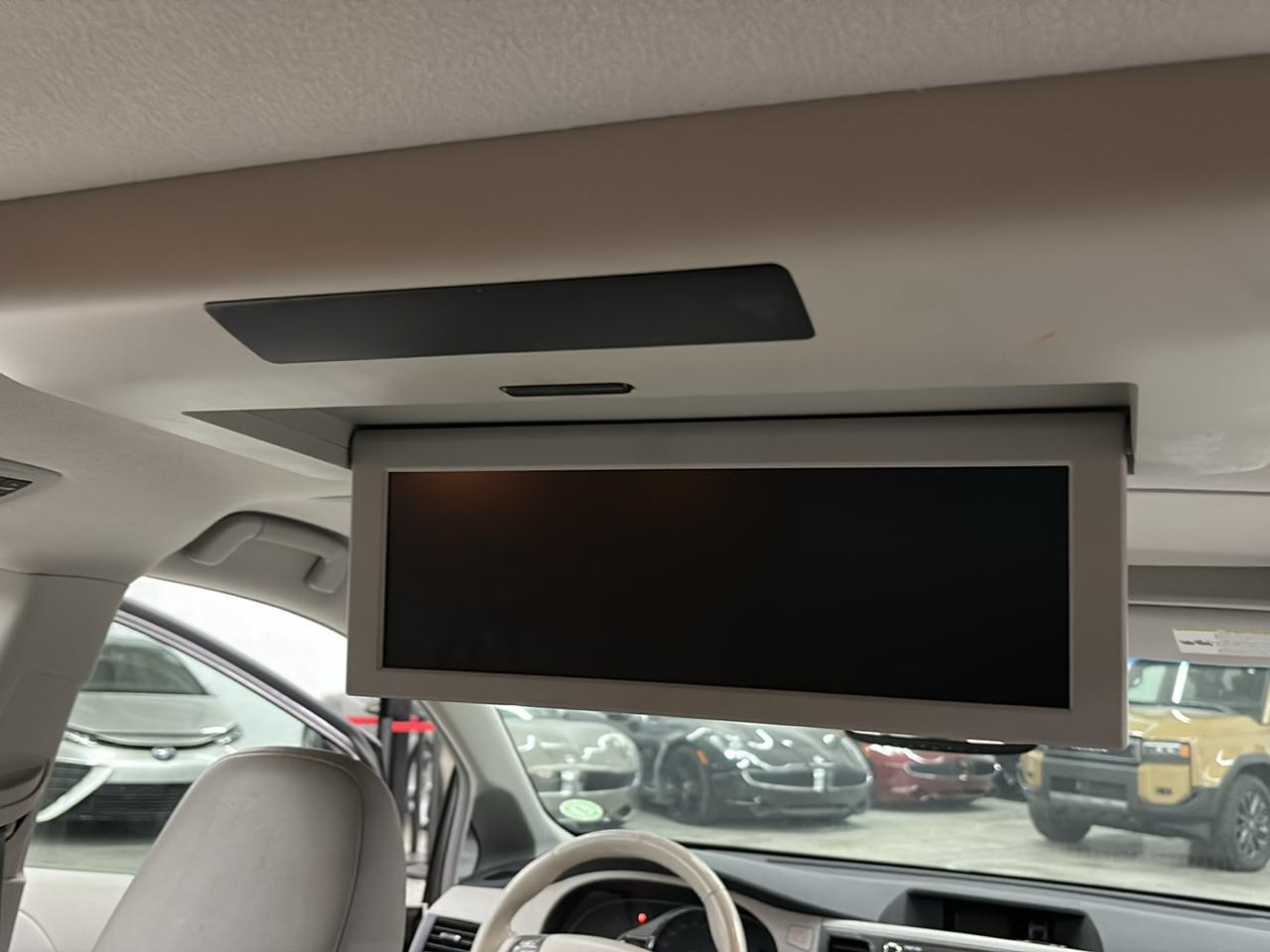 Toyota Sienna 5dr 8-Pass Van XLE FWD (Natl) 2011