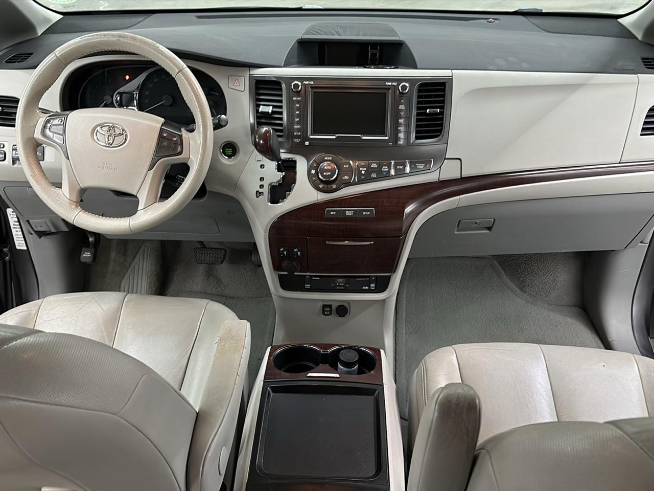 Toyota Sienna 5dr 8-Pass Van XLE FWD (Natl) 2011