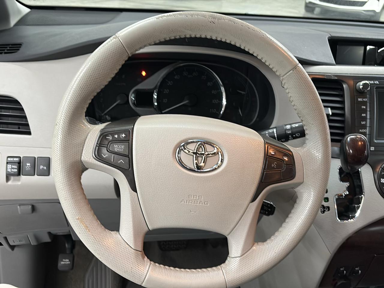 Toyota Sienna 5dr 8-Pass Van XLE FWD (Natl) 2011