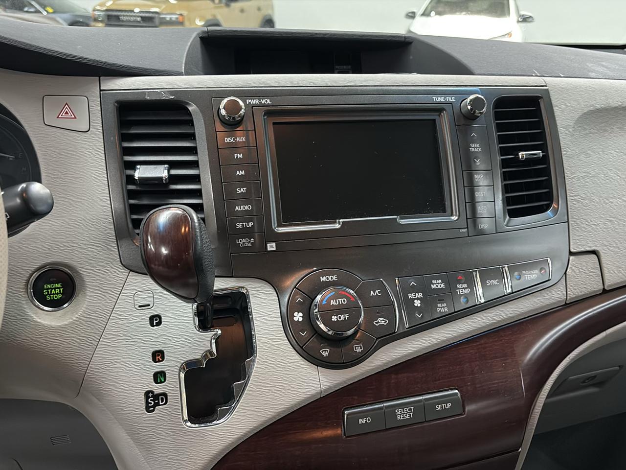 Toyota Sienna 5dr 8-Pass Van XLE FWD (Natl) 2011
