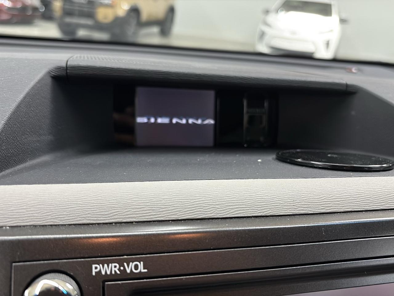 Toyota Sienna 5dr 8-Pass Van XLE FWD (Natl) 2011