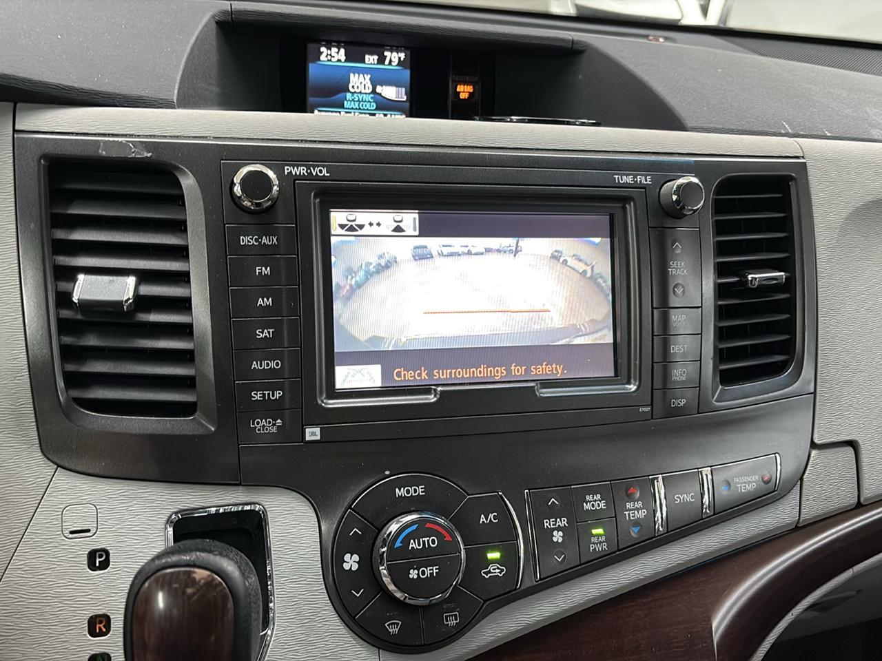 Toyota Sienna 5dr 8-Pass Van XLE FWD (Natl) 2011