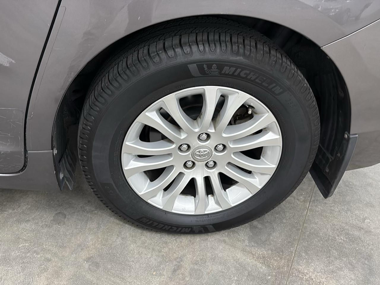 Toyota Sienna 5dr 8-Pass Van XLE FWD (Natl) 2011