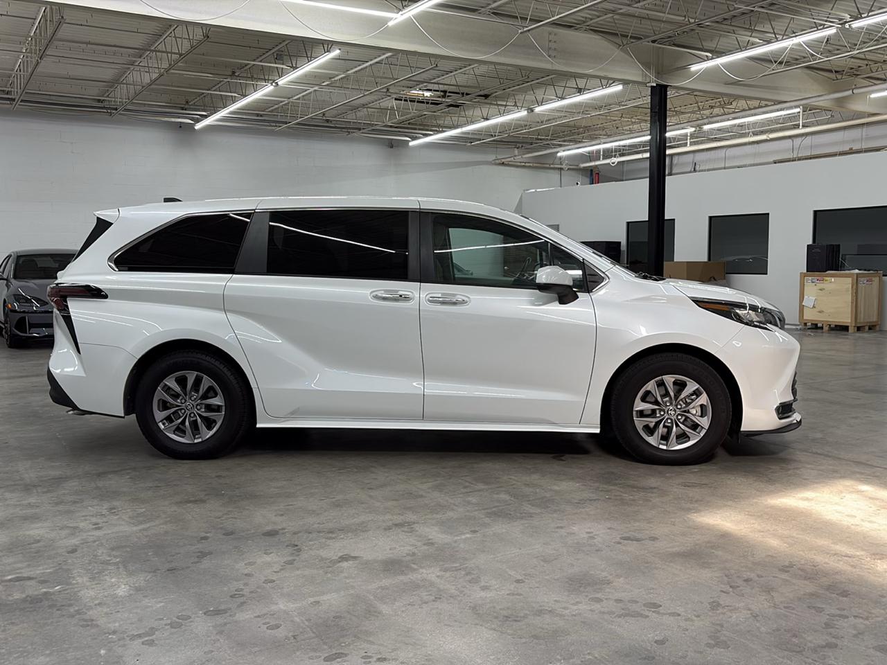 Toyota Sienna XLE FWD 7-Passenger (Natl) 2023