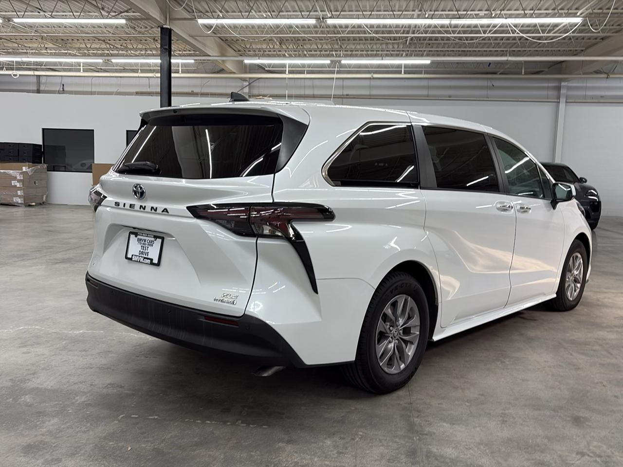 Toyota Sienna XLE FWD 7-Passenger (Natl) 2023