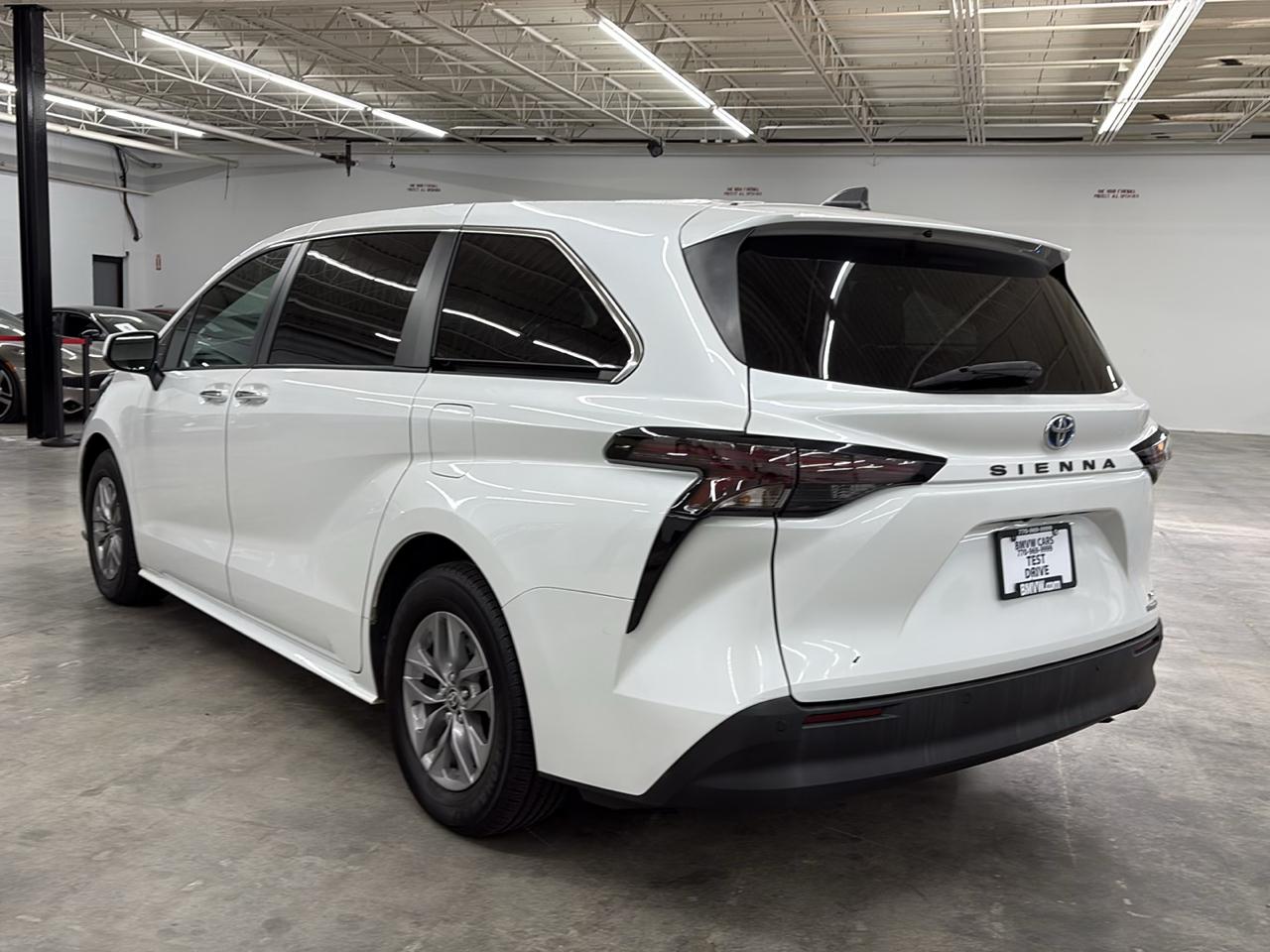 Toyota Sienna XLE FWD 7-Passenger (Natl) 2023