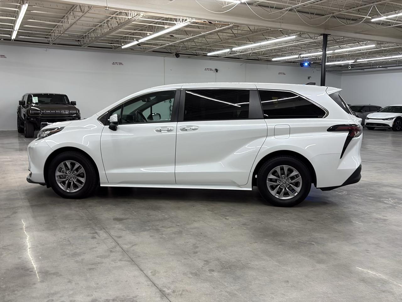 Toyota Sienna XLE FWD 7-Passenger (Natl) 2023