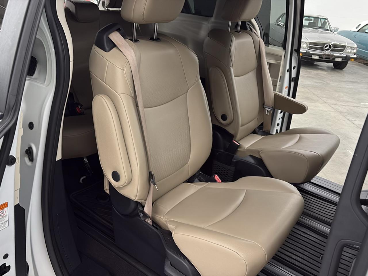 Toyota Sienna XLE FWD 7-Passenger (Natl) 2023