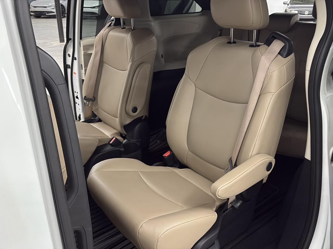 Toyota Sienna XLE FWD 7-Passenger (Natl) 2023