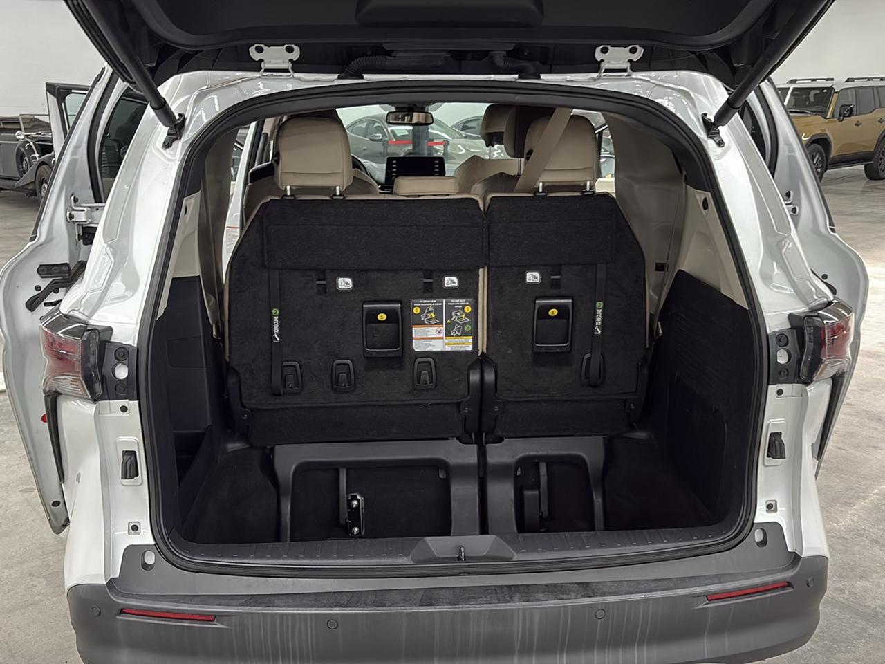 Toyota Sienna XLE FWD 7-Passenger (Natl) 2023