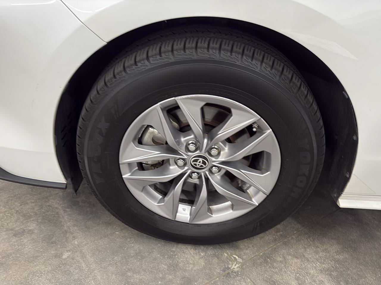 Toyota Sienna XLE FWD 7-Passenger (Natl) 2023