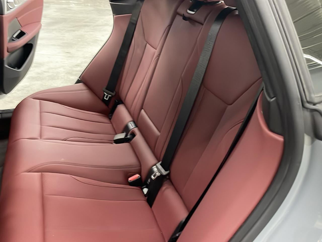 BMW i4 photo 17