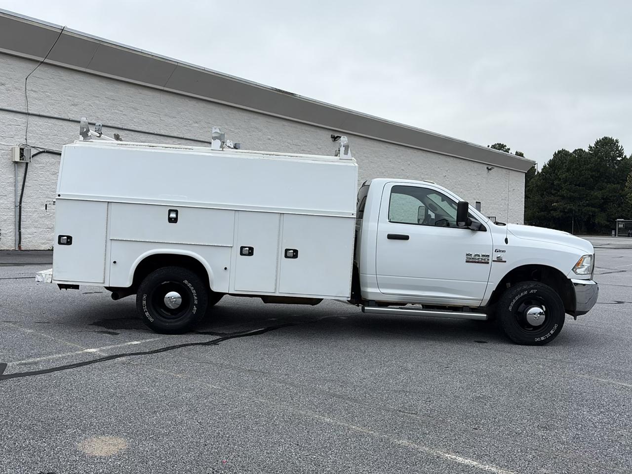 RAM 3500 Chassis Cab Tradesman 2WD Reg Cab 84" CA 167.5" WB 2017