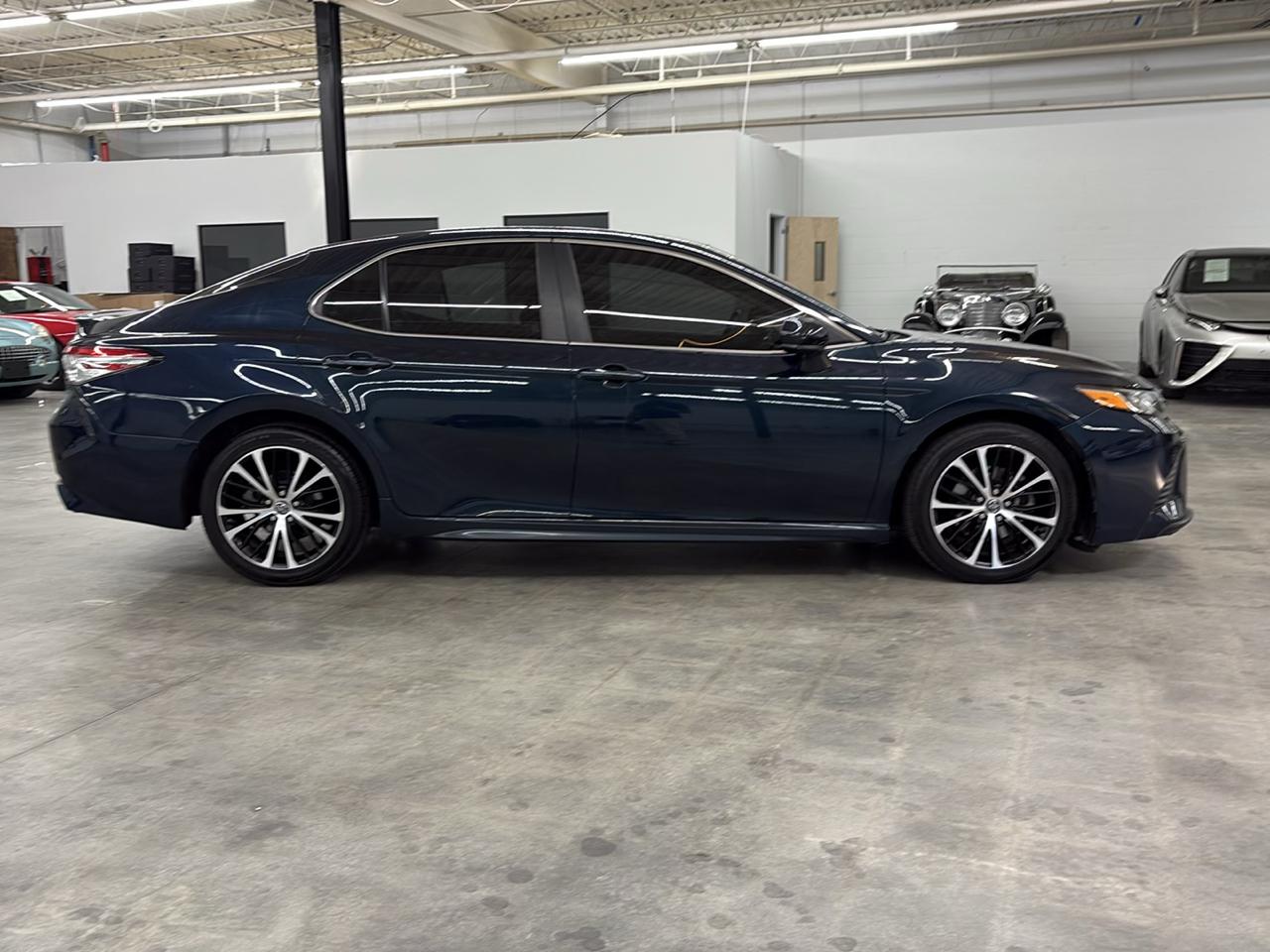 Toyota Camry SE Auto (Natl) 2018