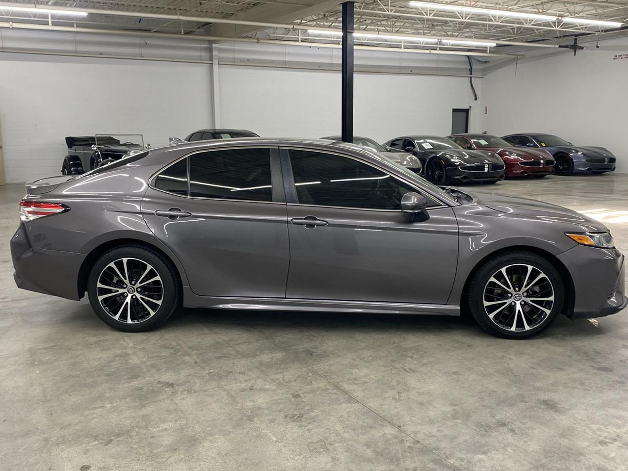 Toyota Camry SE Auto (Natl) 2020