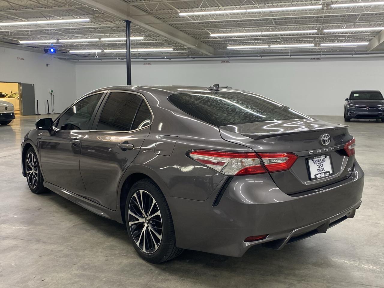 Toyota Camry SE Auto (Natl) 2020