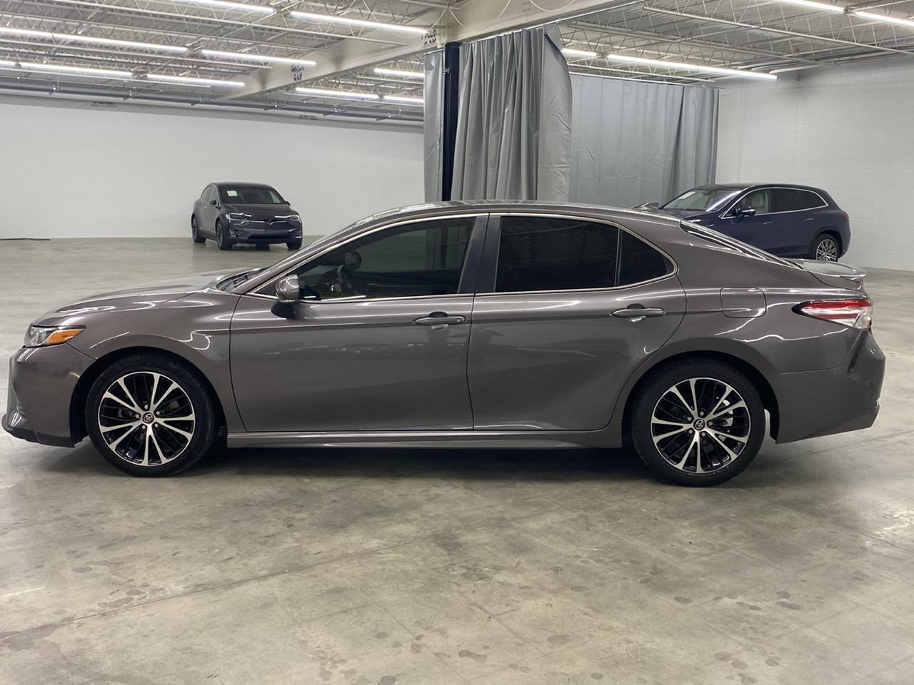 Toyota Camry SE Auto (Natl) 2020