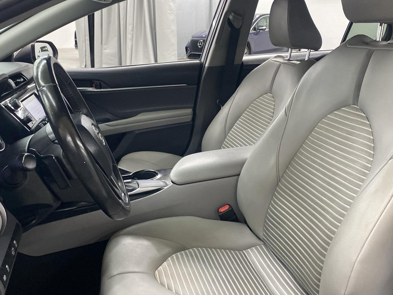 Toyota Camry SE Auto (Natl) 2020