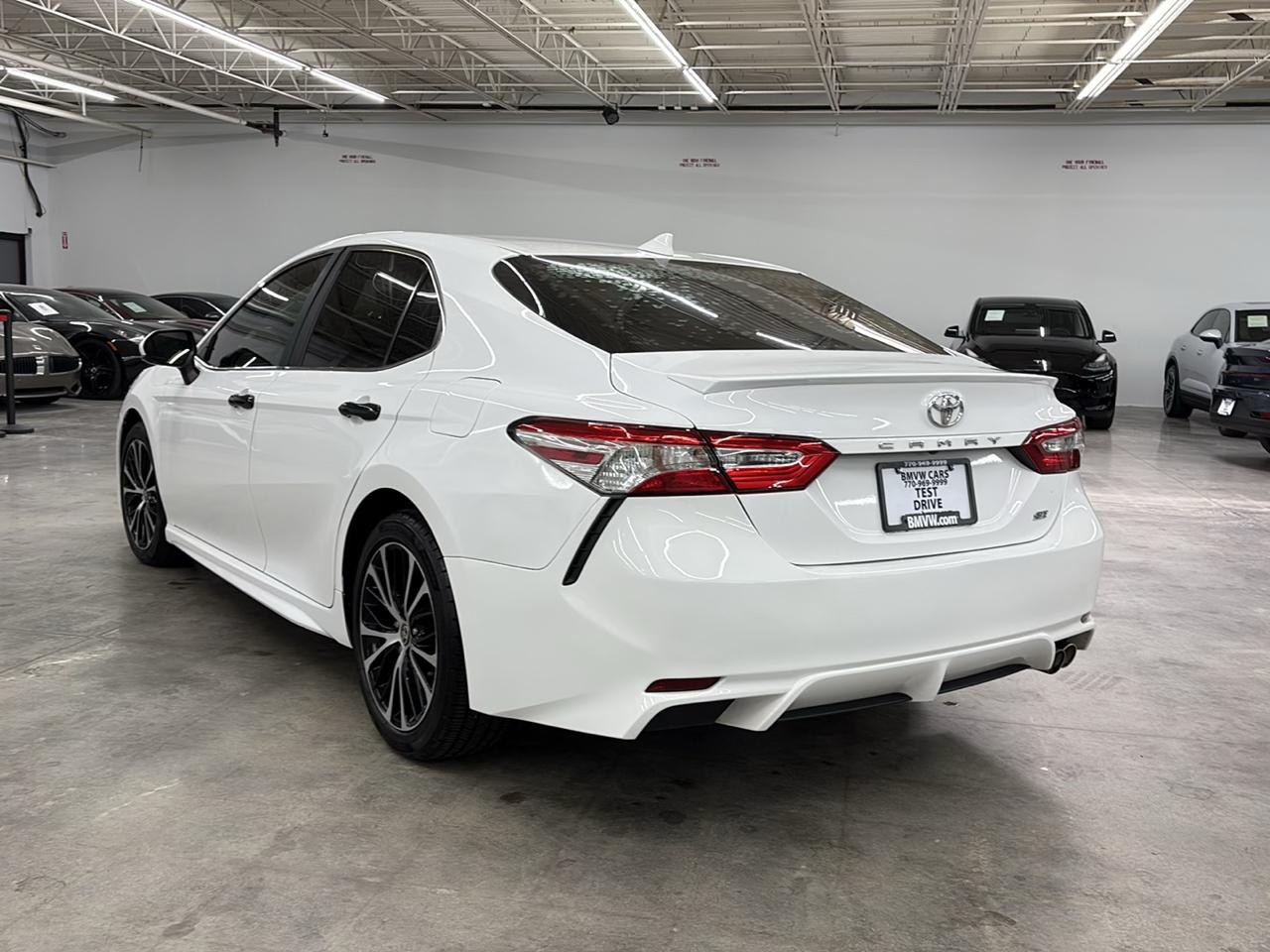 Toyota Camry SE Auto (Natl) 2020
