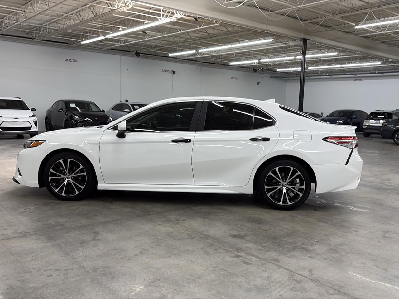 Toyota Camry SE Auto (Natl) 2020
