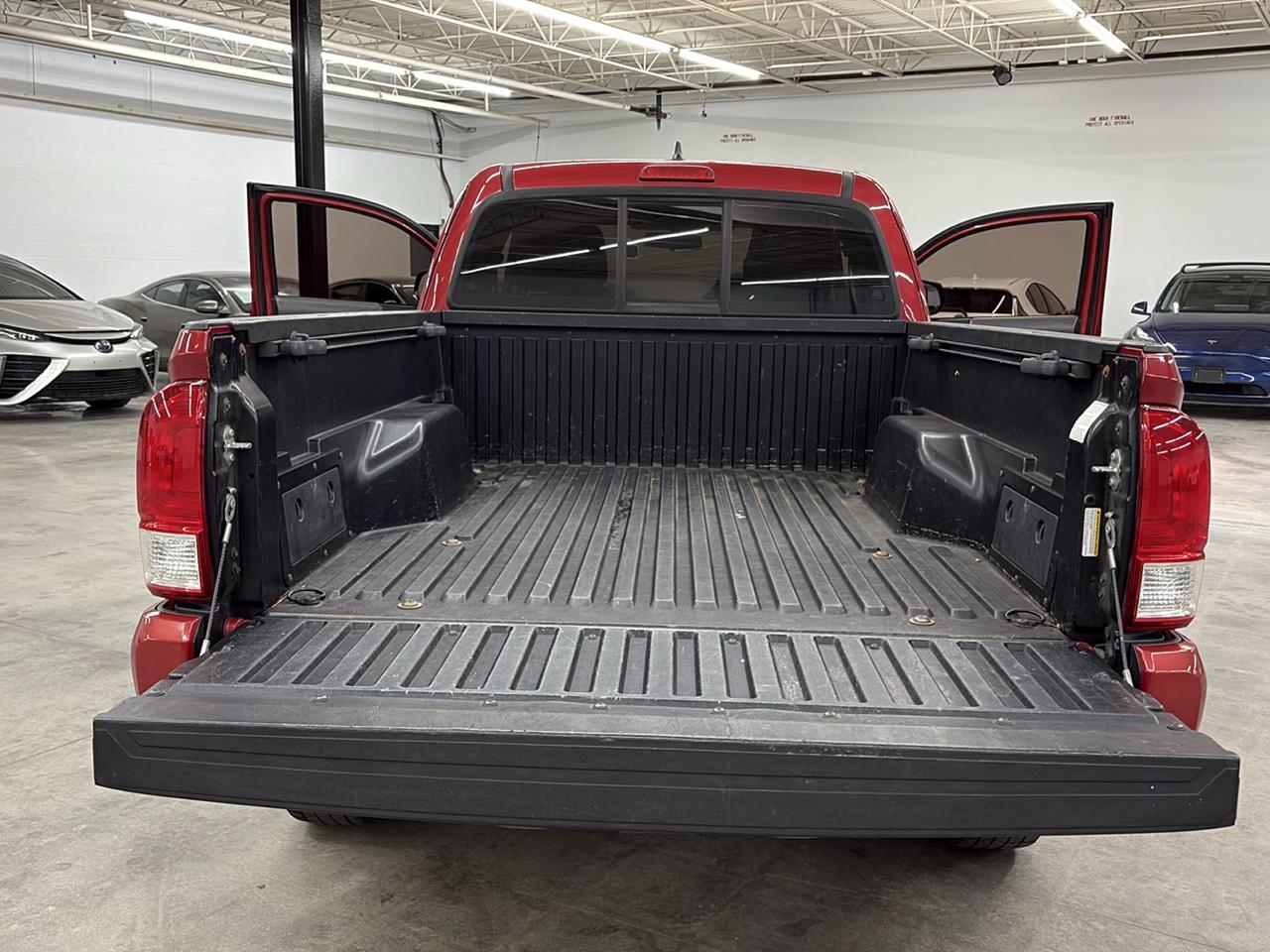 Toyota Tacoma SR5 Access Cab 6' Bed I4 4x2 AT (Natl) 2017