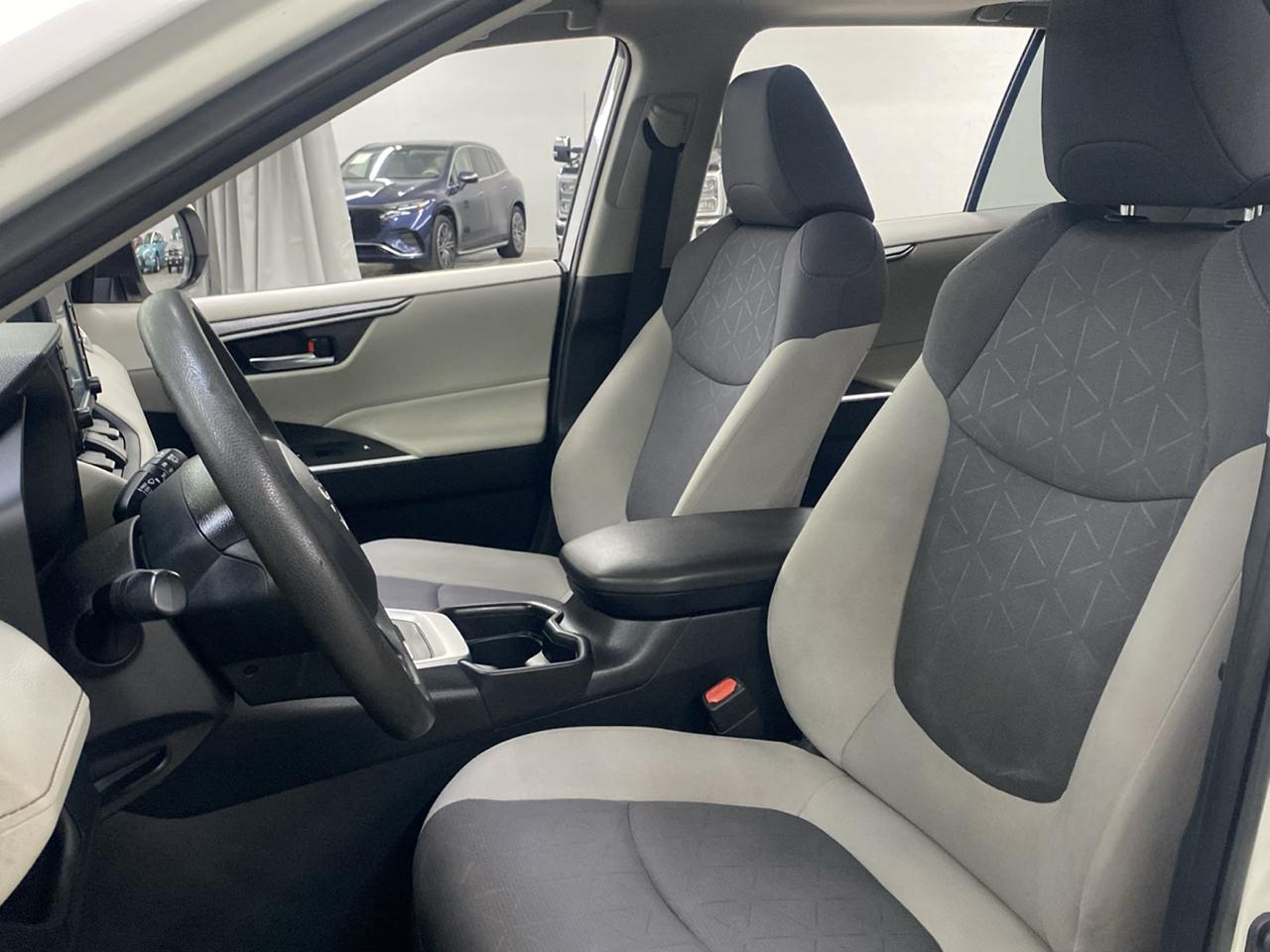 Toyota RAV4 XLE FWD (Natl) 2019