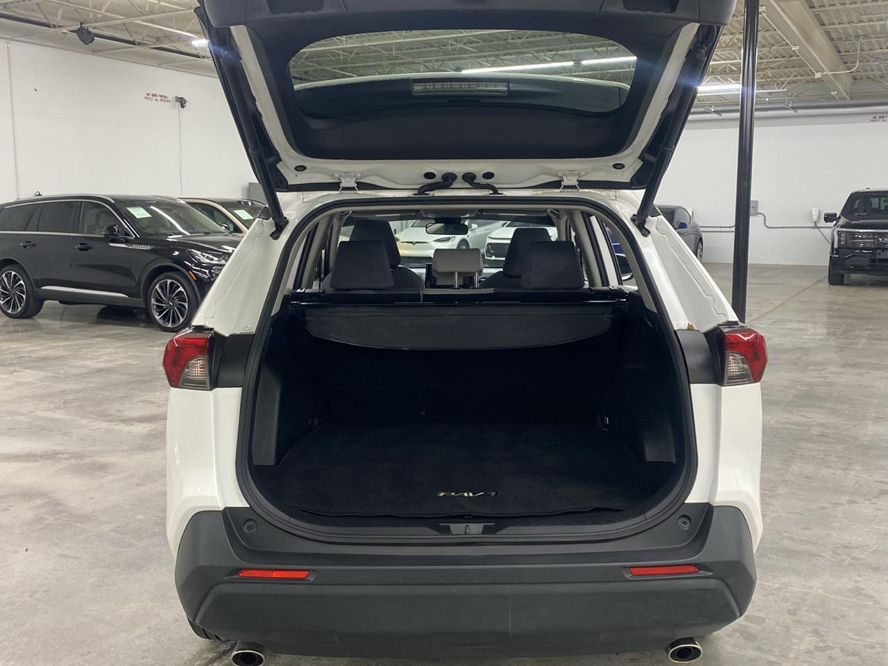 Toyota RAV4 XLE FWD (Natl) 2019