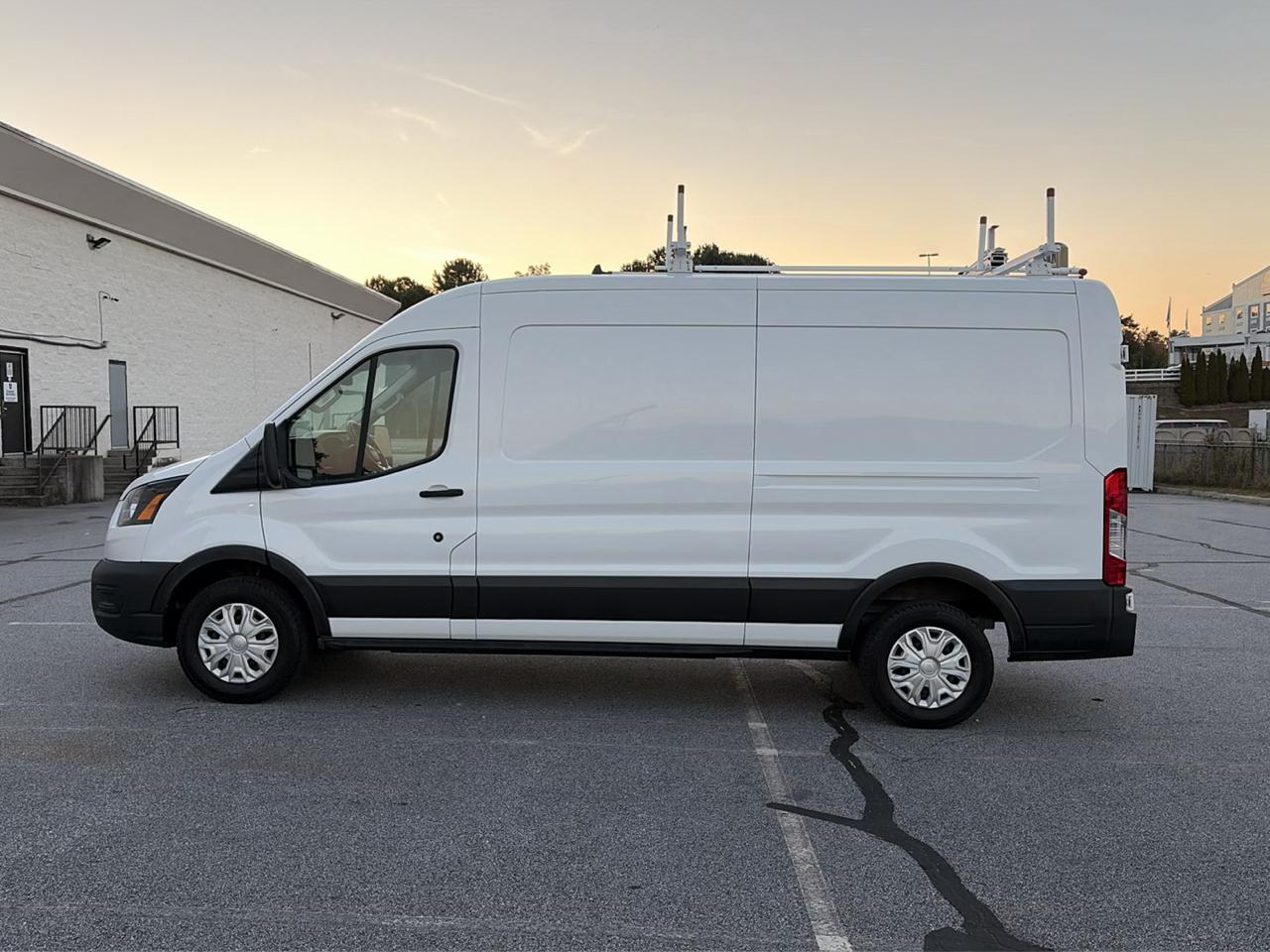 Ford E-Transit Cargo Van T-350 130" Med Rf 9500 GVWR RWD 2023