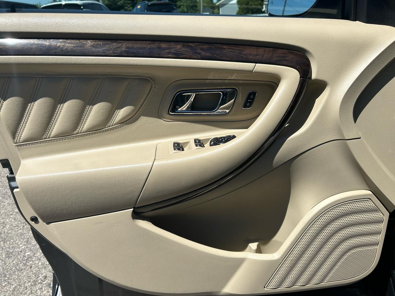 Ford Taurus Limited FWD 2016
