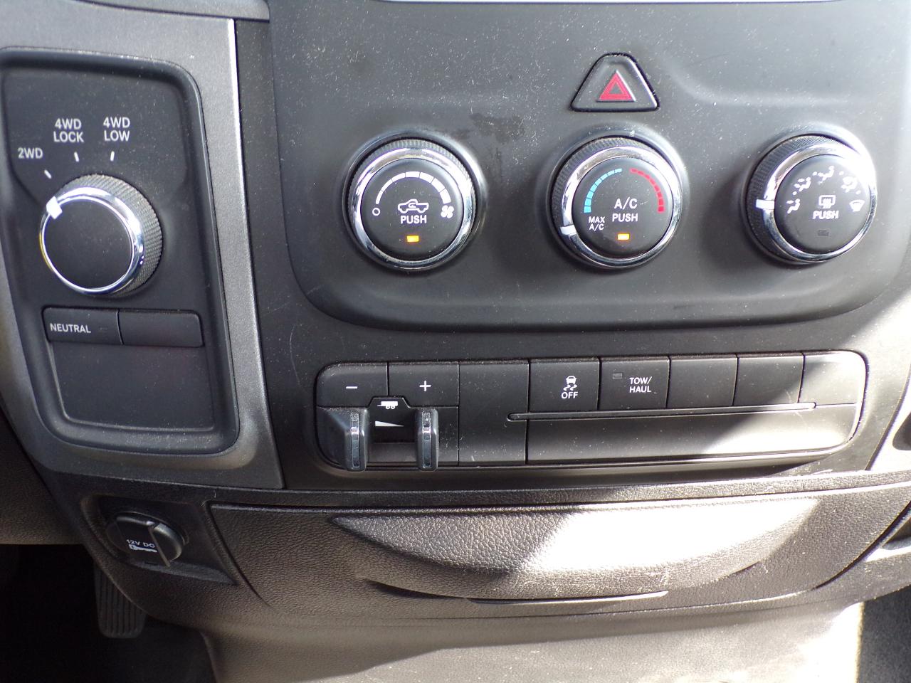 RAM 1500 Tradesman Quad Cab 4WD 2015